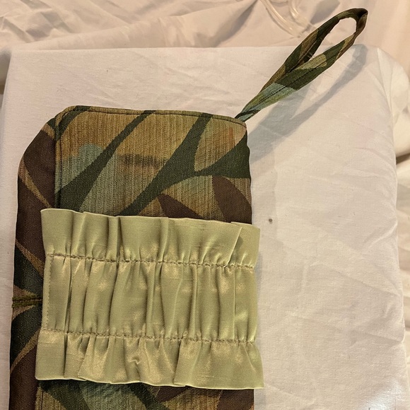 1154 LILL STUDIOS green tone clutch or wristlet. Dress up or down. Love texture - Picture 4 of 6